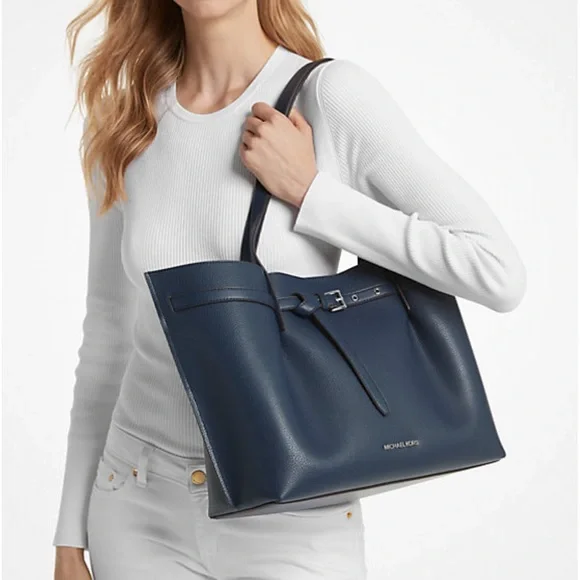 MICHAEL KORS
Emilia Large Pebbled Leather Tote Bag NAVY COLOR - Picture 2 of 15